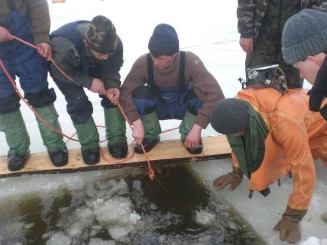 Ice fishing. Nice ! (11 photos)