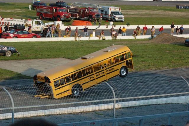 Drag-Racing Buses (6 pictures + 3 videos)