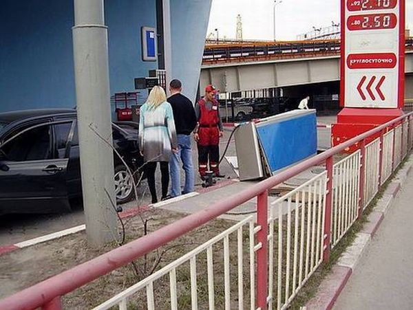 How a blonde refuelled her car (4 pics)
