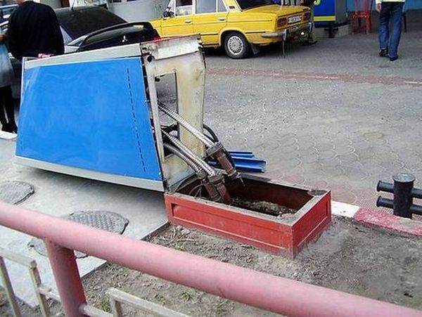 How a blonde refuelled her car (4 pics)
