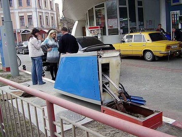 How a blonde refuelled her car (4 pics)