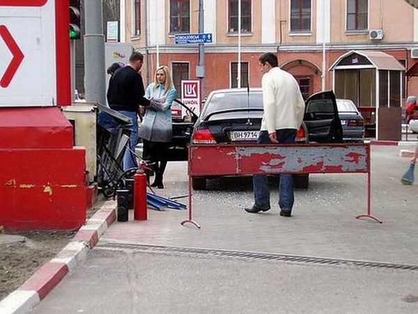 How a blonde refuelled her car (4 pics)