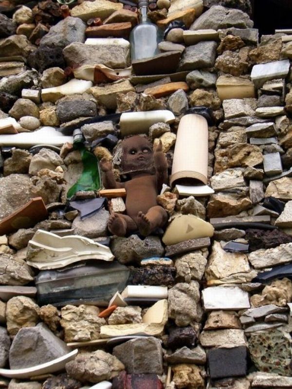 House made from trash (8 photos)