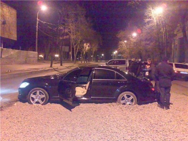 The car was bogged in the gravel (14 photos)