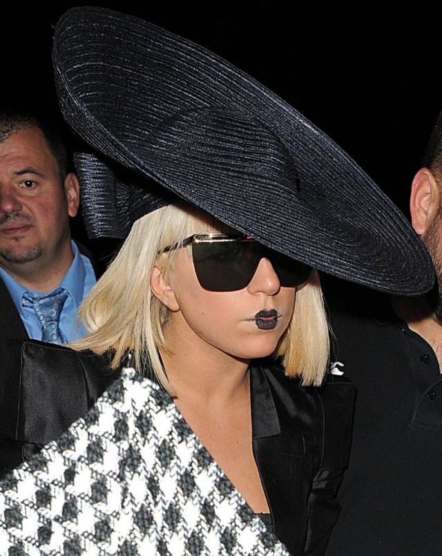 Another extravagant outfit of Lady Gaga (6 photos)