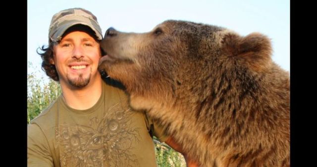 Having a 800-pound grizzly for a friend (23 pics)