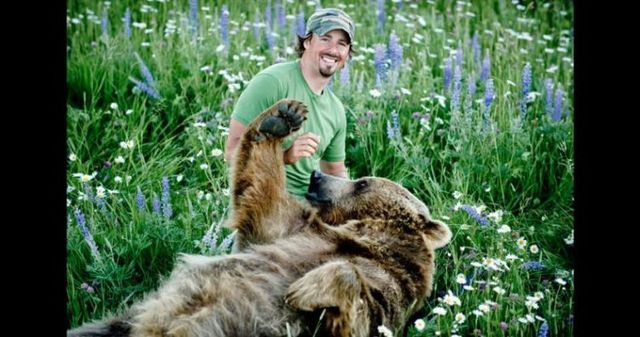 Having a 800-pound grizzly for a friend (23 pics)