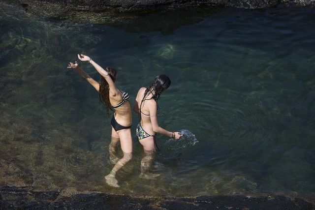 Lindsay and Ali Lohan enjoying Maui (17 photos)