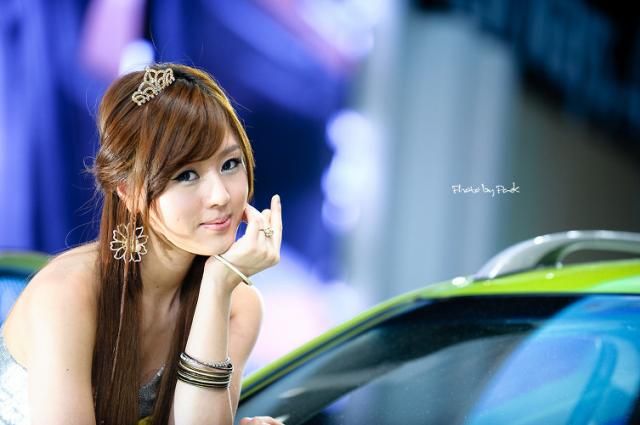 Pretty girl from an auto show (13 pics)