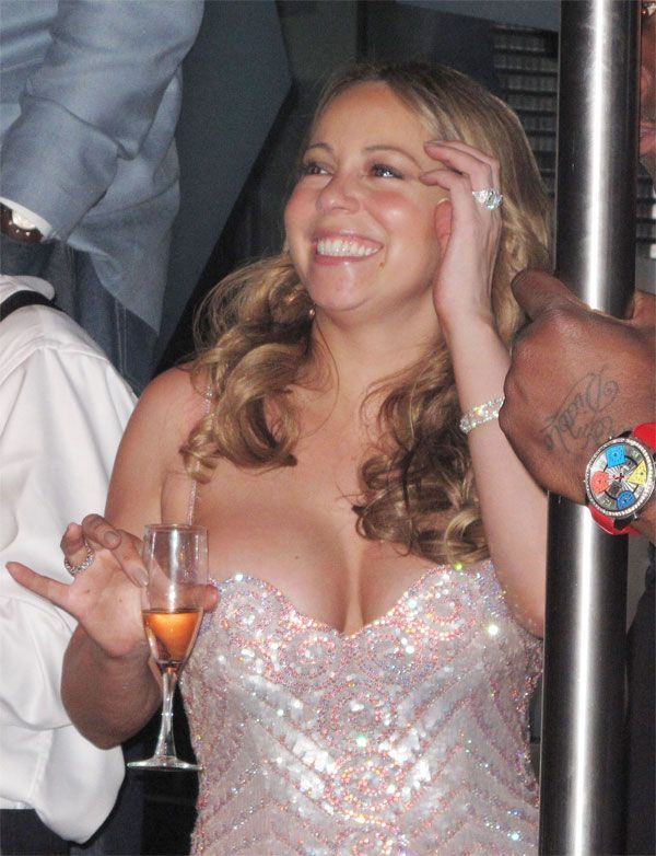 Mariah Carey is celebrating the anniversary of her marriage (6 pics)