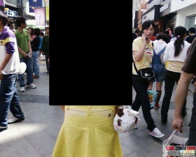 The girl was walking in the street ... in China (6 pics)