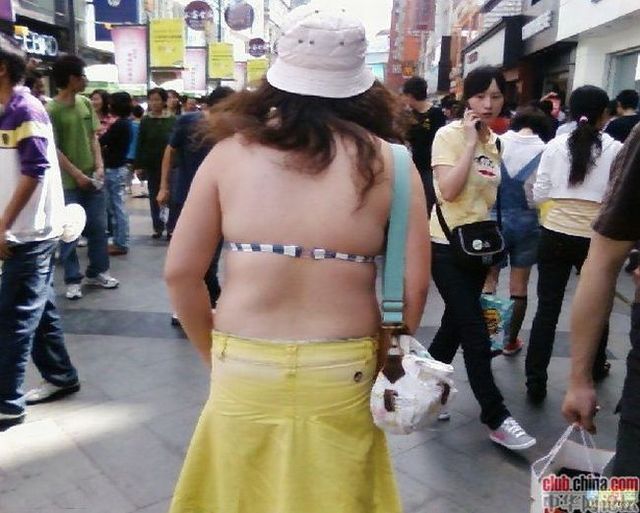 The girl was walking in the street ... in China (6 pics)