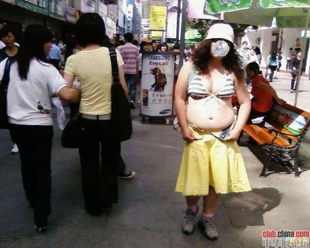 The girl was walking in the street ... in China (6 pics)