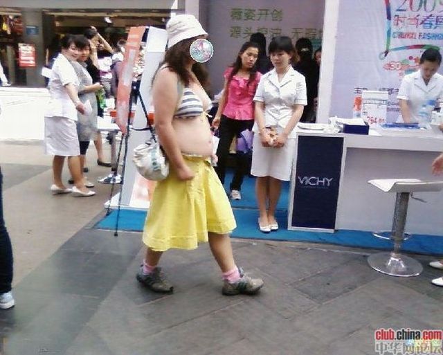 The girl was walking in the street ... in China (6 pics)