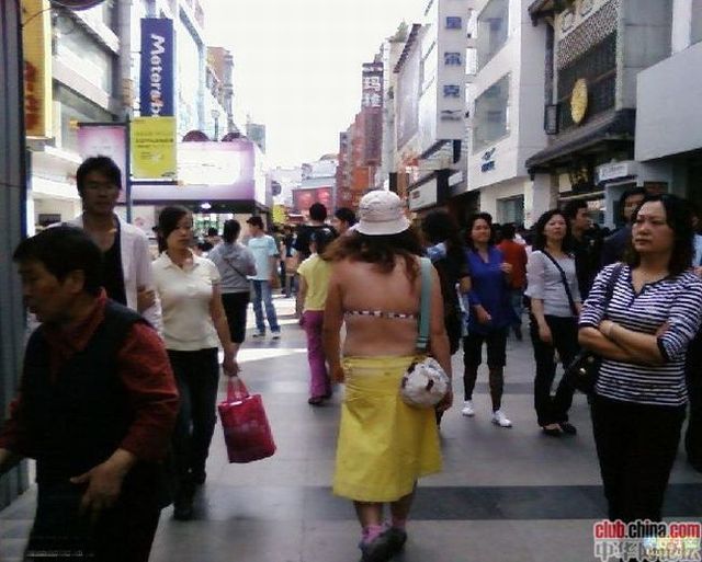 The girl was walking in the street ... in China (6 pics)