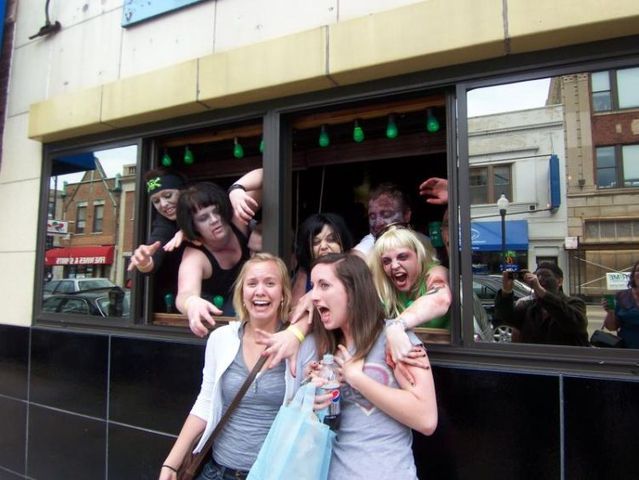 Zombie Pub Crawl 2009 (51 pics)