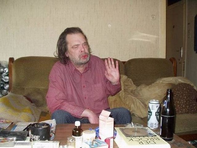 Apartment of a drunkard (13 pics)