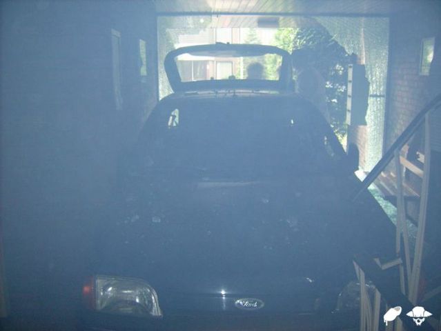 Old lady crashed into an apartment building! (18 pics)