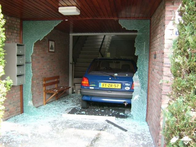 Old lady crashed into an apartment building! (18 pics)
