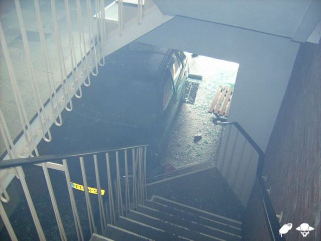 Old lady crashed into an apartment building! (18 pics)