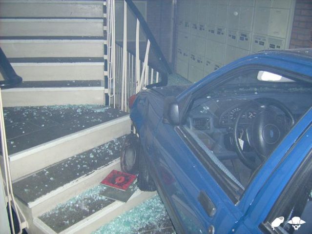 Old lady crashed into an apartment building! (18 pics)