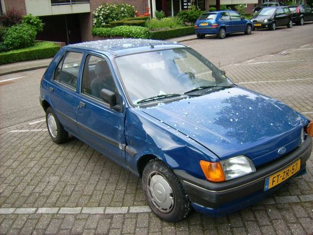 Old lady crashed into an apartment building! (18 pics)