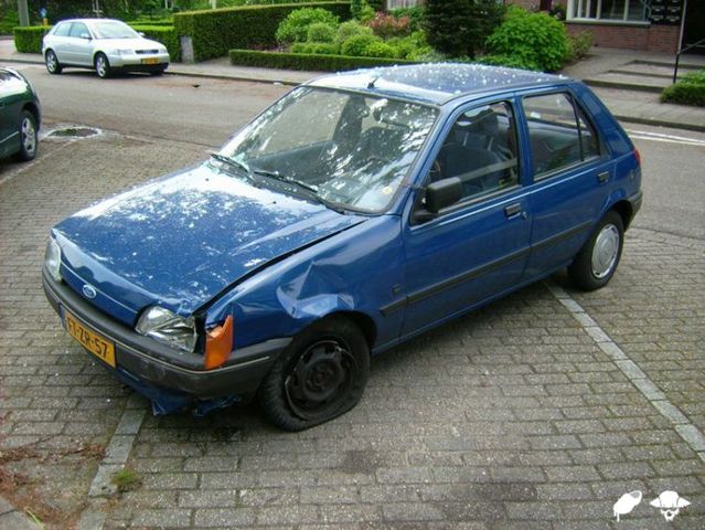 Old lady crashed into an apartment building! (18 pics)