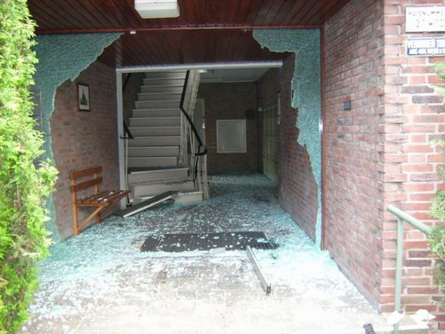 Old lady crashed into an apartment building! (18 pics)