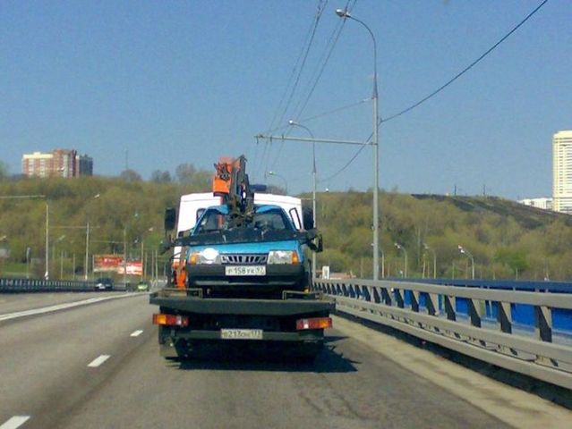 How tow trucks transport vehicles in Russia (5 pics)