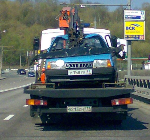 How tow trucks transport vehicles in Russia (5 pics)