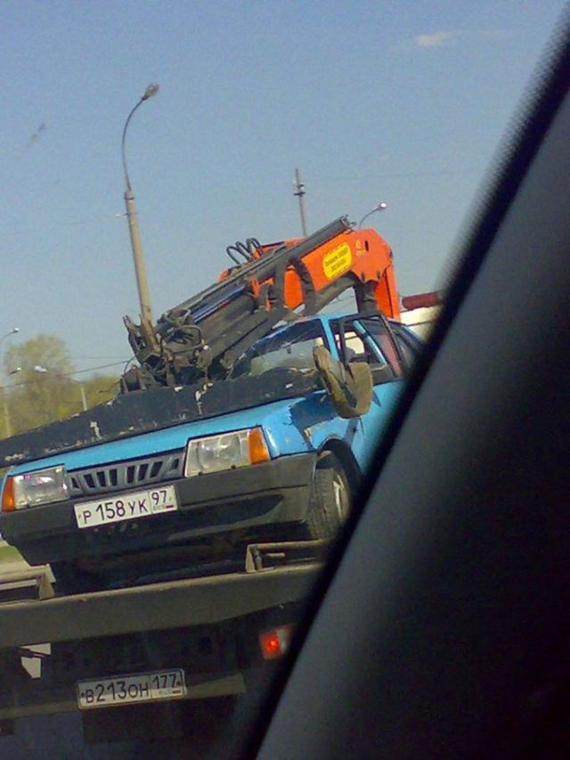 How tow trucks transport vehicles in Russia (5 pics)