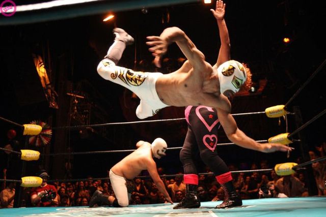 Mexican wrestlers! (19 pics)