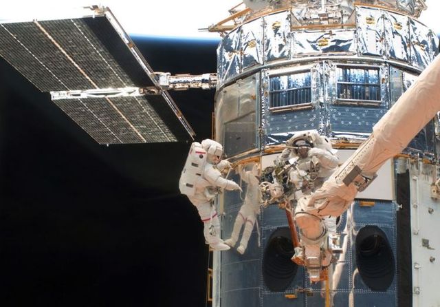 Repair of Hubble telescope (16 pics)
