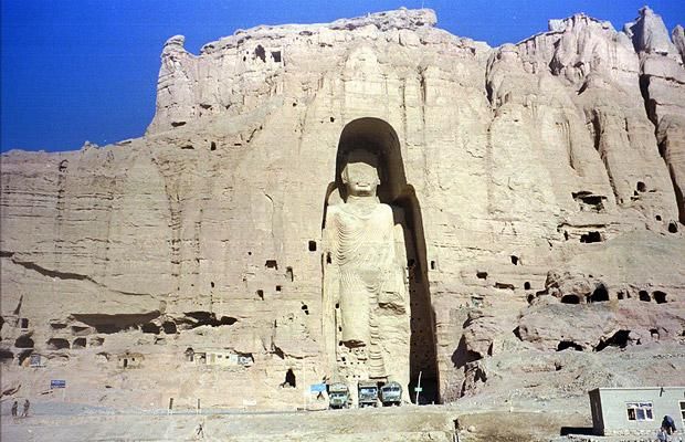 Giant sculptures and monuments carved directly into the rock (12 pics)