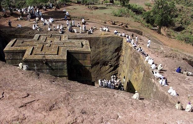 Giant sculptures and monuments carved directly into the rock (12 pics)