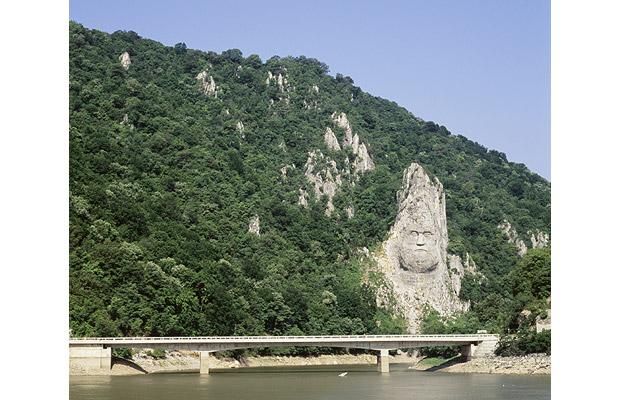 Giant sculptures and monuments carved directly into the rock (12 pics)