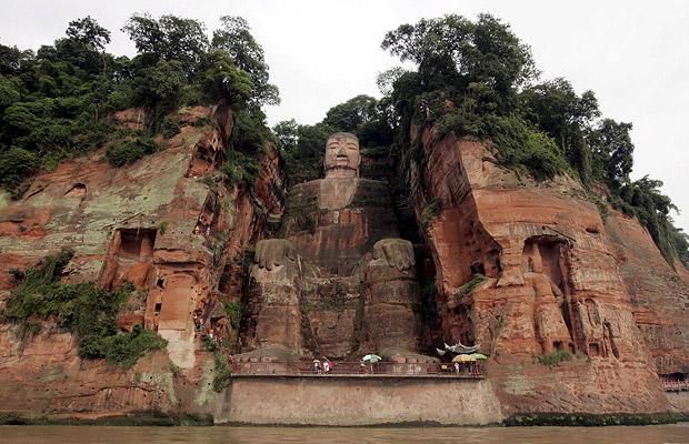 Giant sculptures and monuments carved directly into the rock (12 pics)