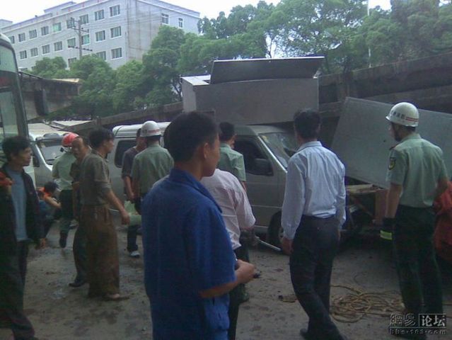 Road collapse in China (14 pics)