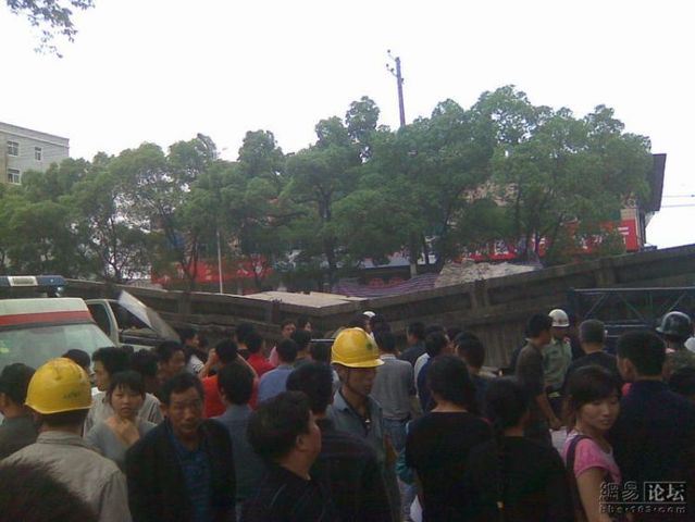 Road collapse in China (14 pics)