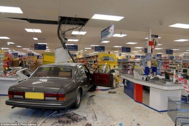 He « entered » in a supermarket on a Rolls-Royce (5 pics)
