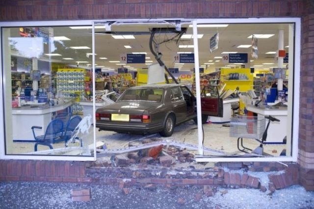 He « entered » in a supermarket on a Rolls-Royce (5 pics)