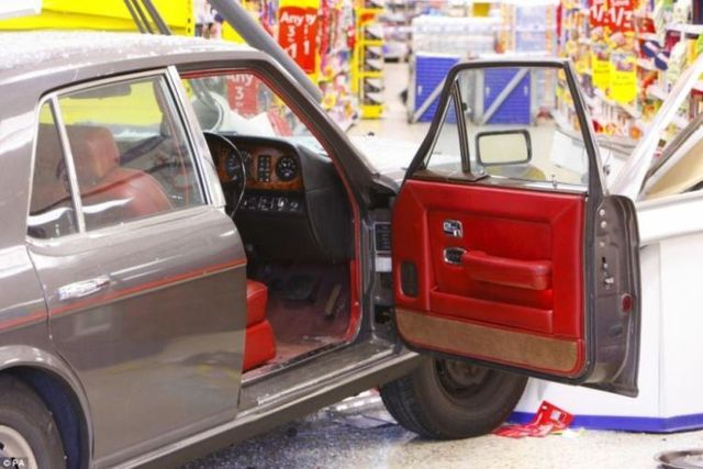 He « entered » in a supermarket on a Rolls-Royce (5 pics)