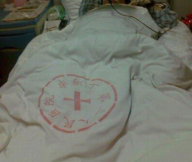 How to go on the internet if you're in bed in a hospital (4 pics)