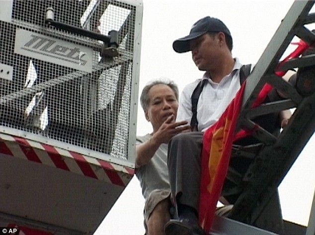 Passer by pushed a suicidal person off the bridge (5 pics + 1 video)