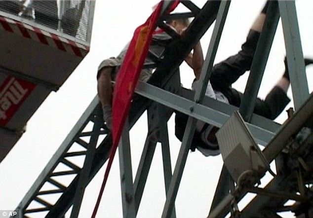 Passer by pushed a suicidal person off the bridge (5 pics + 1 video)