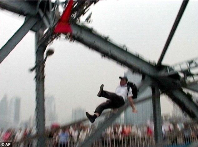 Passer by pushed a suicidal person off the bridge (5 pics + 1 video)