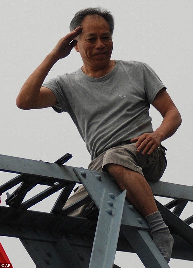 Passer by pushed a suicidal person off the bridge (5 pics + 1 video)