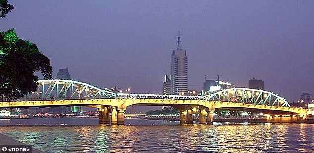 Passer by pushed a suicidal person off the bridge (5 pics + 1 video)