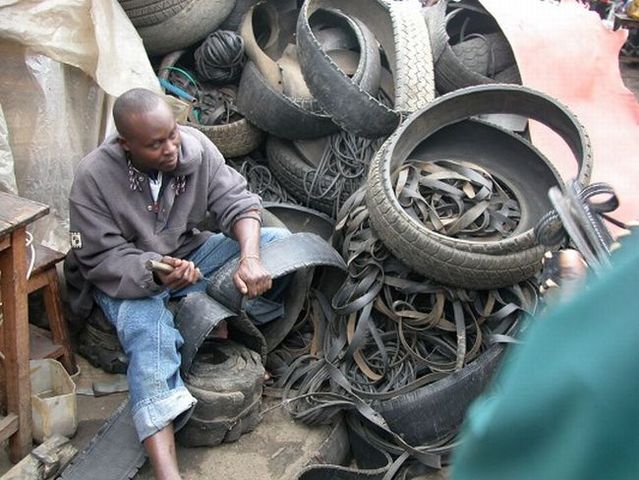 Flip-flops and toe-straps for the crisis (17 pics)
