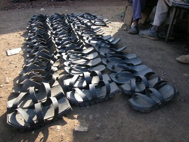 Flip-flops and toe-straps for the crisis (17 pics)